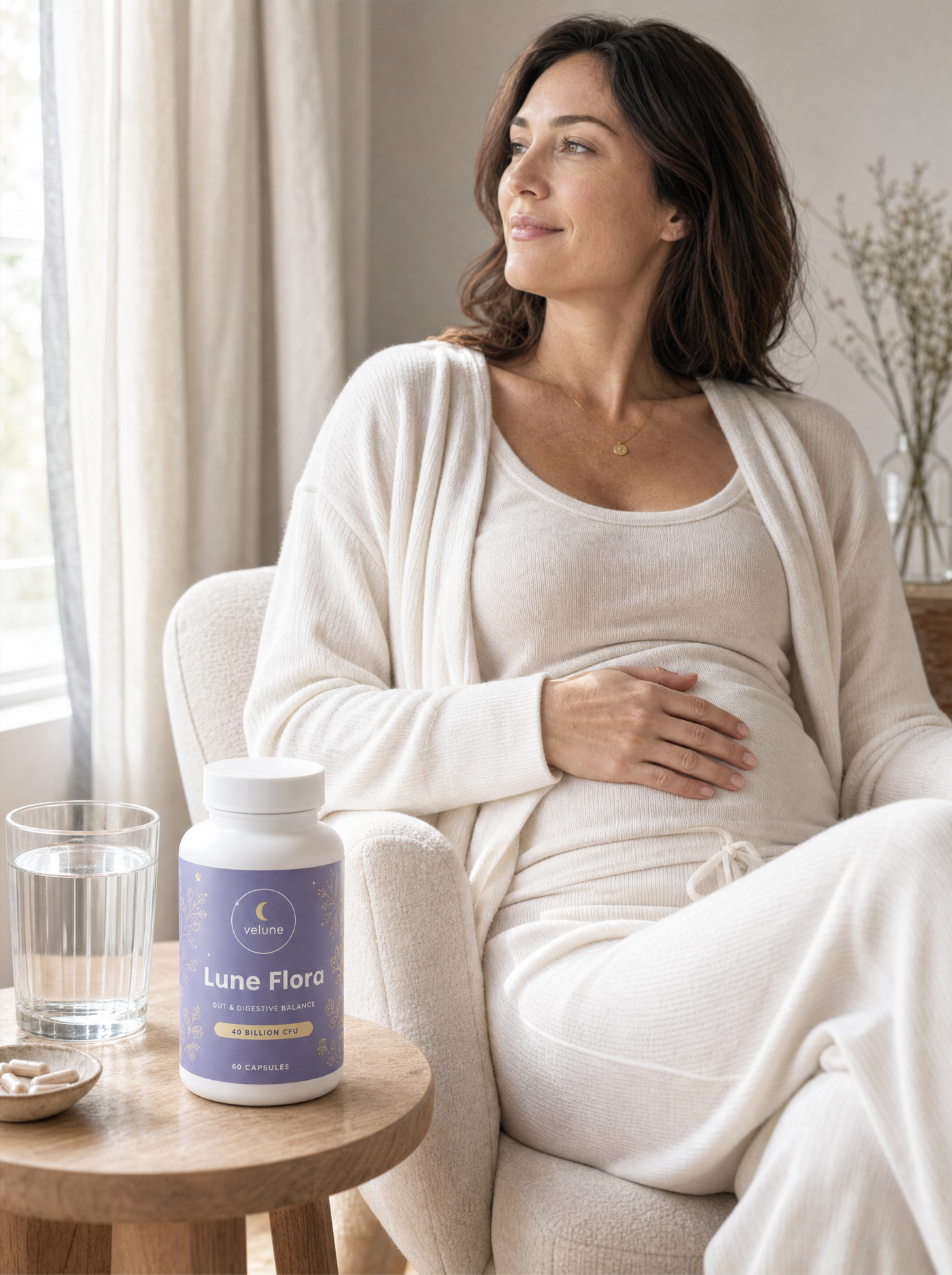 Lune Flora by Velune – supplement in hand lifestyle photo